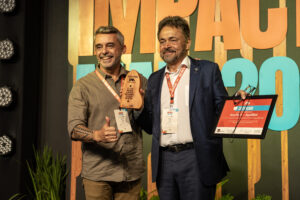 Reinaldo Santos da Kaatech mostrando os dois premios recebidos pela empresa