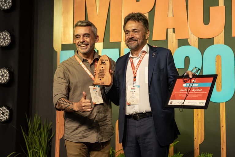 Reinaldo Santos da Kaatech mostrando os dois premios recebidos pela empresa
